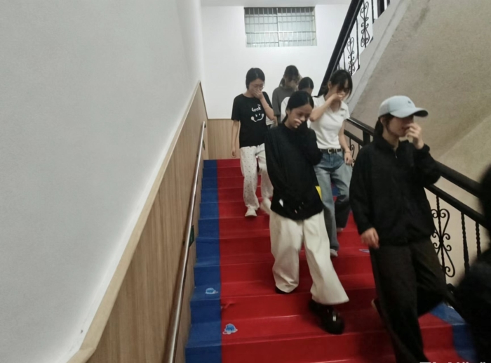 “一站式”学生社区|践行自管自育，筑牢宿舍安全防线—智慧健康学院消防演练圆满举行