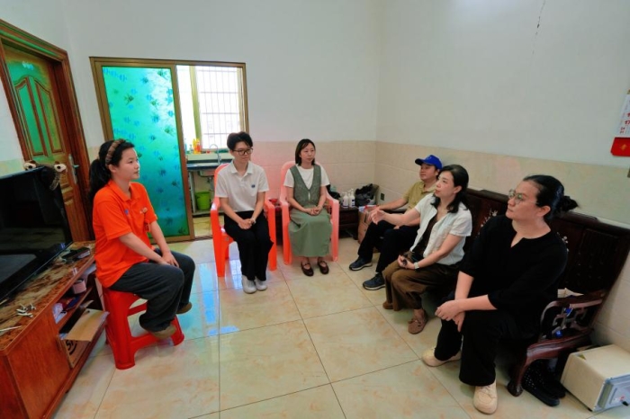 情系基层沃土 慰问暖心育人——学校领导赴三江镇走访慰问智慧健康学院毕业生陈大蓉团队