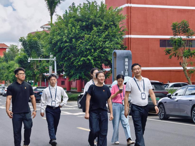 智慧健康学院赴海南科技职业大学考察学习 “一站式” 学生社区建设经验