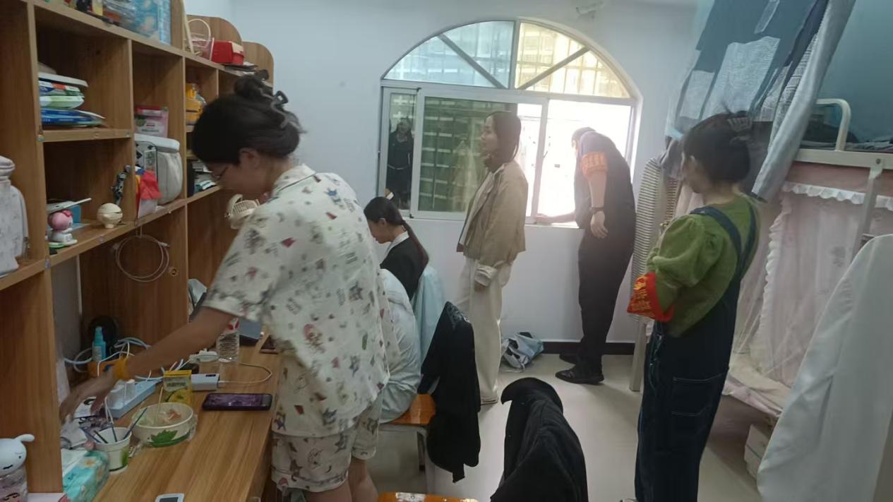 “一站式”学生社区|校院联动护安全 宿舍排查暖青春 — 智慧健康学院联合保卫处开展第 10 周检查